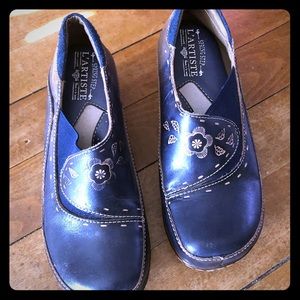 L’ Artiste spring step clogs.